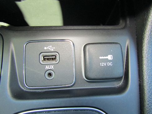 Used 2019 Jeep Cherokee Latitude w/ Cold Weather Group image 32