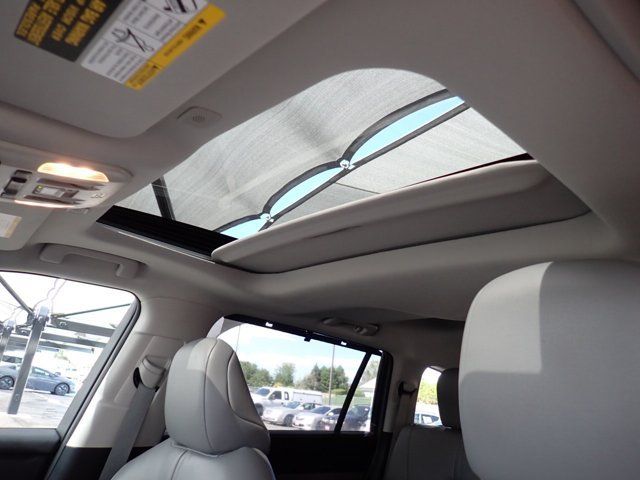 Used 2023 Toyota Highlander XLE AWD/4WD image 16