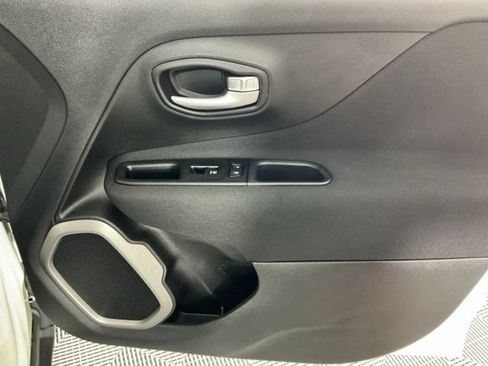 Used 2021 Jeep Renegade Latitude AWD/4WD image 13