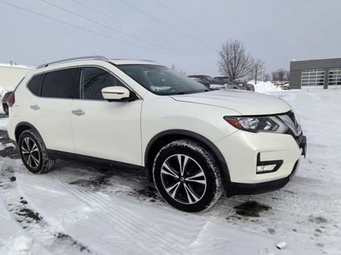 Used 2019 Nissan Rogue SV w/ Sun & Sound Touring Package image 2