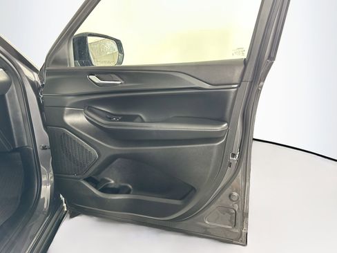 Used 2023 Jeep Grand Cherokee L Laredo image 32