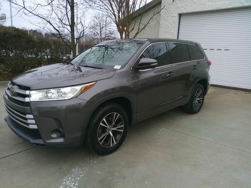 Used 2017 Toyota Highlander LE image 8