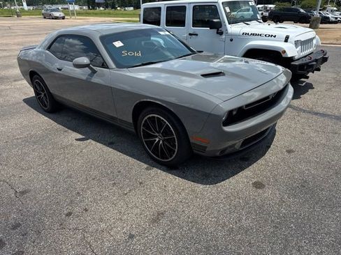 Used 2019 Dodge Challenger SXT RWD image 3