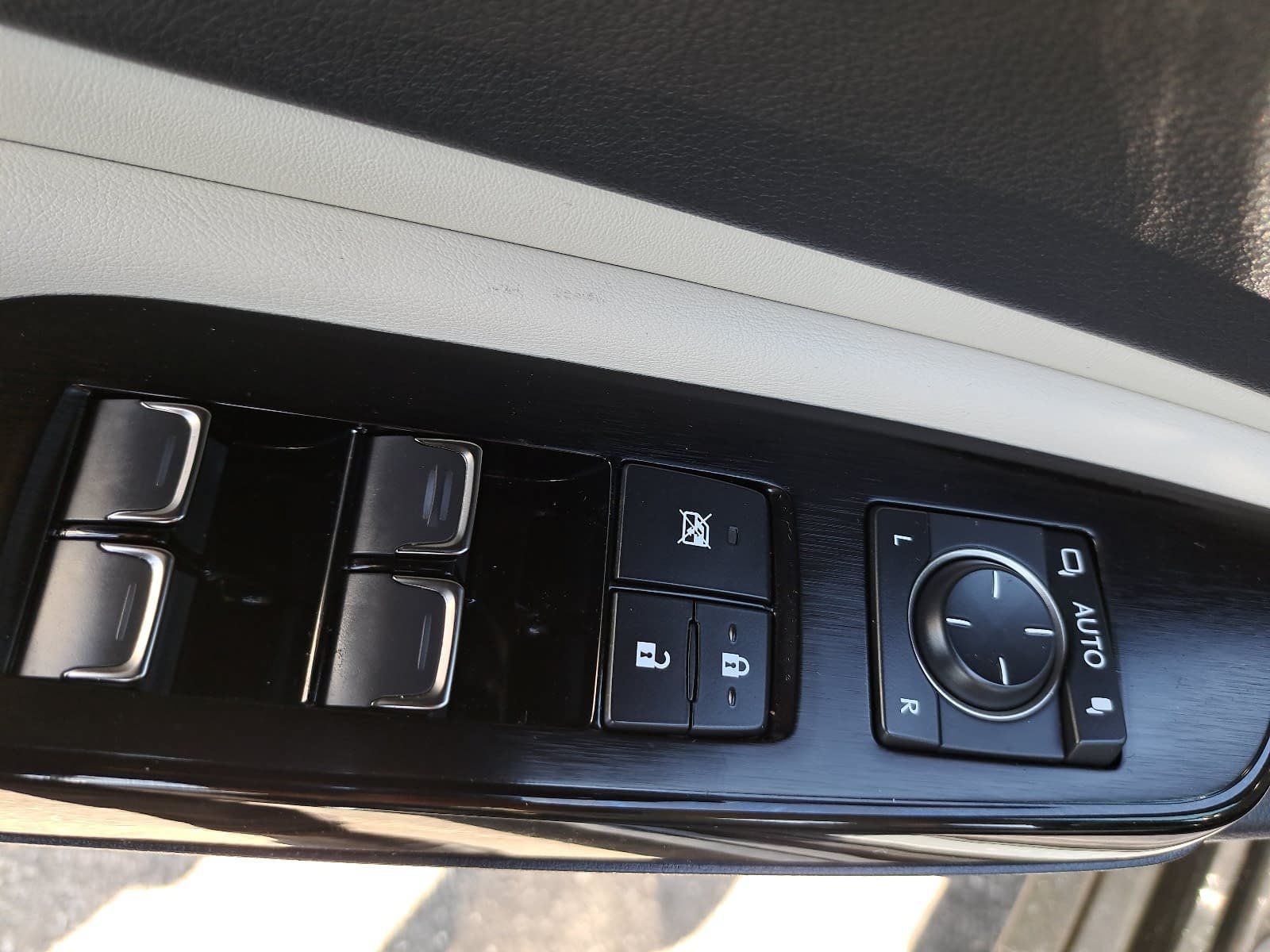 Used 2024 Lexus ES 300h w/ Premium Package FWD image 29