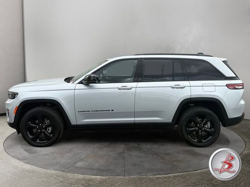 Used 2023 Jeep Grand Cherokee Altitude image 4