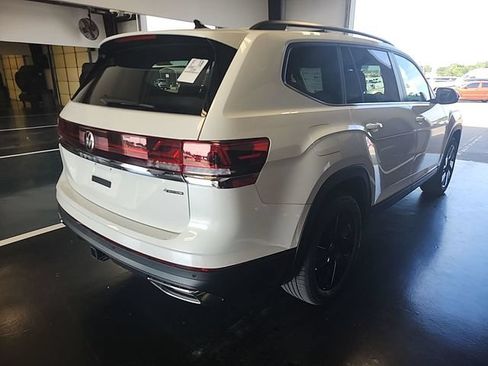 Used 2026 Volkswagen Atlas SE AWD/4WD image 3