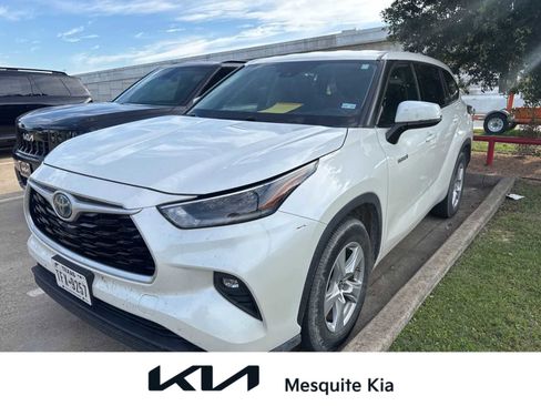Used 2021 Toyota Highlander LE FWD image 1