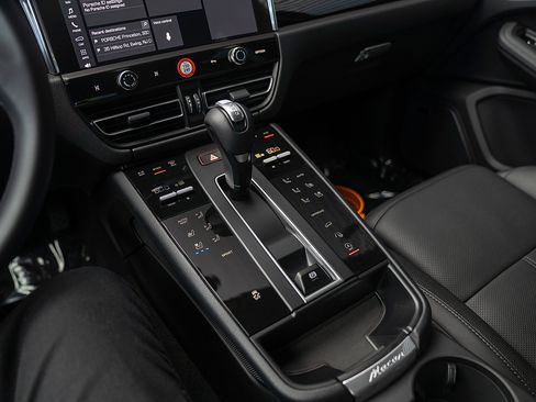 Used 2026 Porsche Macan AWD/4WD image 13