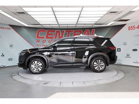 New 2025 Nissan Pathfinder SL image 3