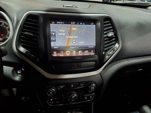 Used 2015 Jeep Cherokee Trailhawk w/ Comfort/Convenience Group AWD/4WD image 31