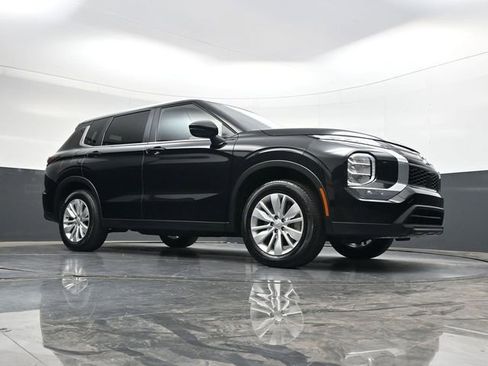 Used 2025 Mitsubishi Outlander ES image 26