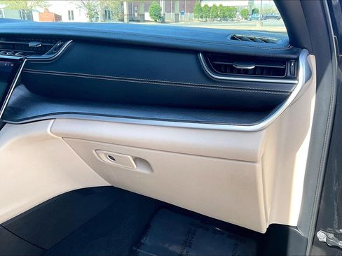 Used 2024 Jeep Grand Cherokee Limited image 15