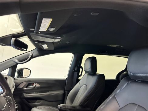 New 2026 Chrysler Pacifica Select image 27