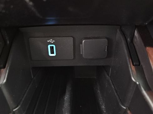Used 2018 Ford Explorer XLT w/ Equipment Group 202A FWD image 24