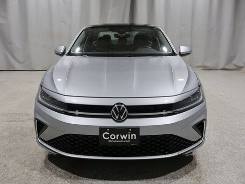 Used 2025 Volkswagen Jetta SE FWD image 7