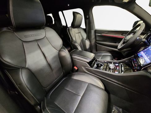 Used 2024 Jeep Grand Cherokee Overland w/ Luxury Tech Group IV AWD/4WD image 28