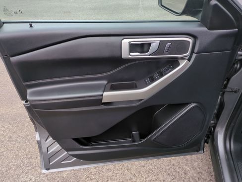 Certified 2023 Ford Explorer XLT image 9