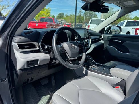 Used 2021 Toyota Highlander XLE AWD/4WD image 11