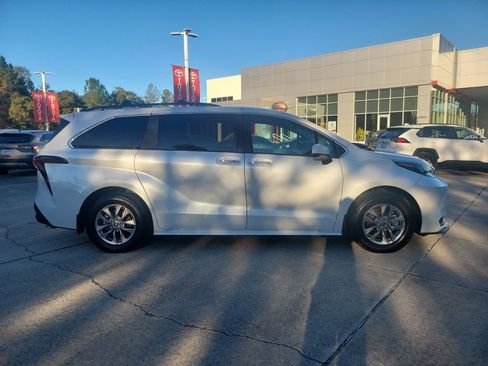 Used 2025 Toyota Sienna XLE image 8