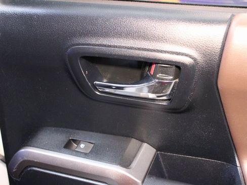 Used 2016 Toyota Tacoma Limited image 13