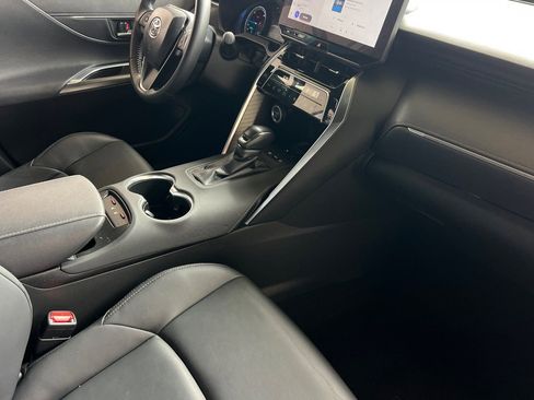 Used 2024 Toyota Venza XLE AWD/4WD image 18