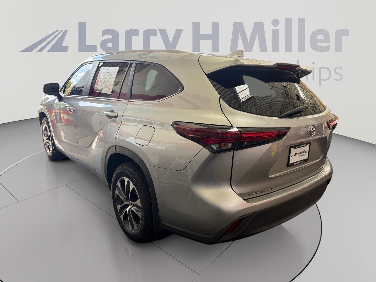 Used 2024 Toyota Highlander XLE AWD/4WD image 3
