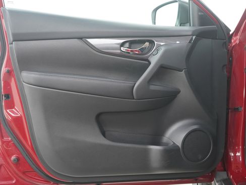 Used 2017 Nissan Rogue SV w/ Midnight Edition image 18