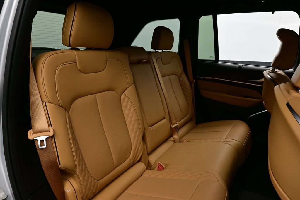 Used 2024 Jeep Grand Cherokee Summit w/ Luxury Tech Group V AWD/4WD image 17