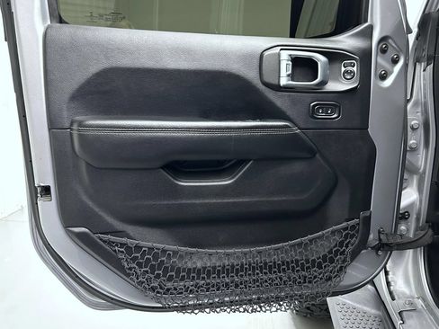 Used 2018 Jeep Wrangler Unlimited Sahara w/ Cold Weather Group AWD/4WD image 9