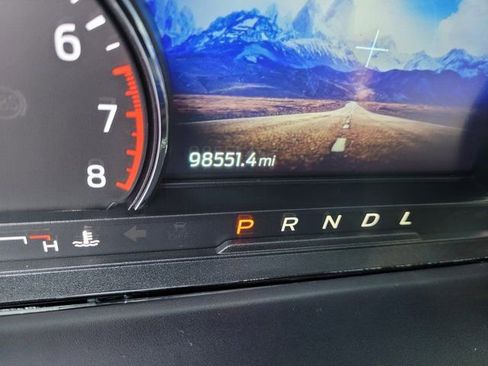 Used 2022 Ford Explorer XLT image 3