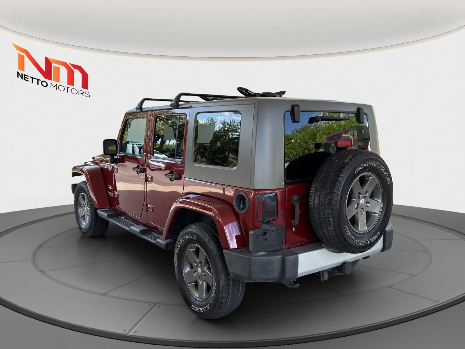 Used 2010 Jeep Wrangler Unlimited Sahara w/ Dual Top Group AWD/4WD image 3
