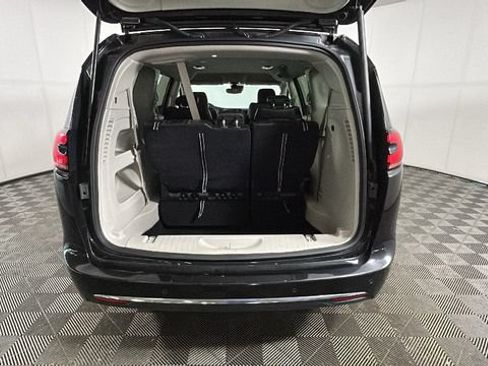 Used 2023 Chrysler Pacifica Touring-L FWD image 27