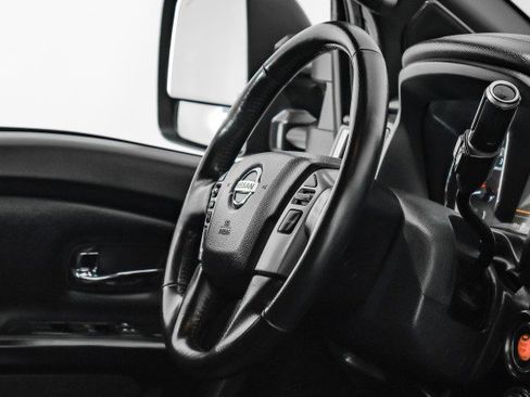 Used 2019 Nissan Titan SL w/ Midnight Edition image 11