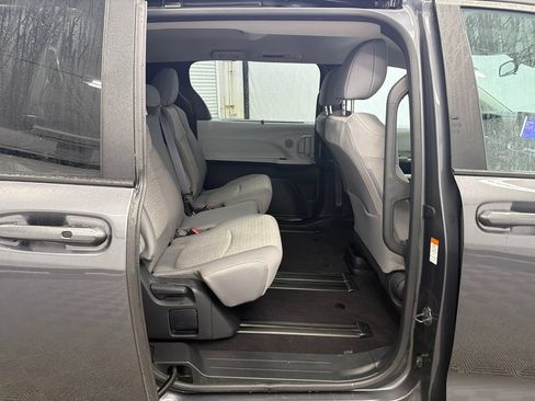 Used 2025 Toyota Sienna LE FWD image 16