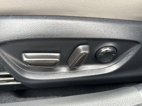 Used 2024 Toyota Camry SE image 14