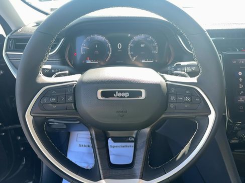 Used 2023 Jeep Grand Cherokee Limited w/ Luxury Tech Group II AWD/4WD image 13