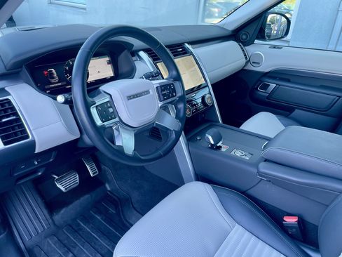 Certified 2025 Land Rover Discovery Metropolitan Edition AWD/4WD image 13