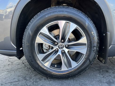 Used 2022 Toyota Highlander XLE image 11