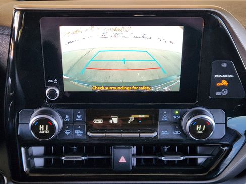 Used 2023 Toyota Highlander L image 19