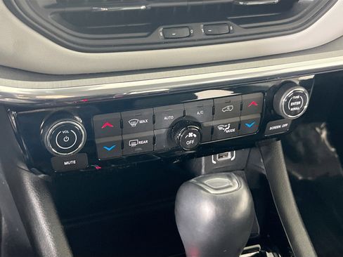 Used 2022 Jeep Compass Limited image 15