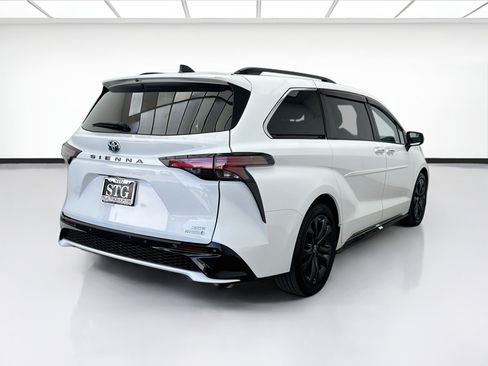 Used 2022 Toyota Sienna XSE w/ XSE Plus Package FWD image 4