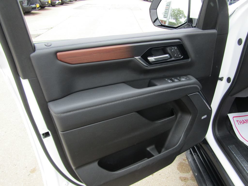 Used 2025 GMC Yukon Denali AWD/4WD image 25
