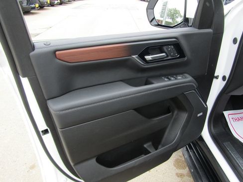 Used 2025 GMC Yukon Denali AWD/4WD image 25