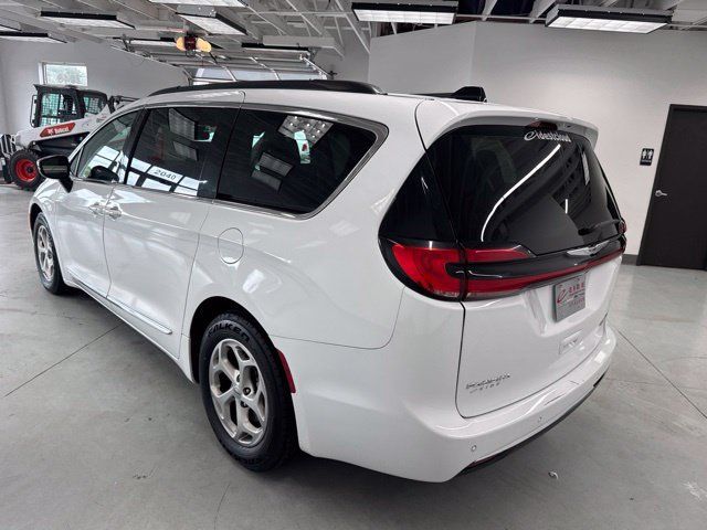 Used 2023 Chrysler Pacifica Limited FWD image 11