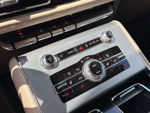 Used 2022 Lincoln Aviator AWD w/ Premium Package image 20