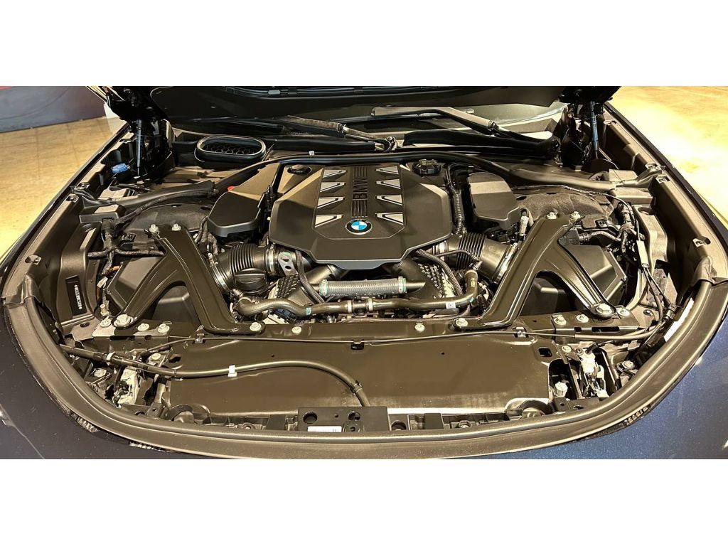 Used 2024 BMW 760i xDrive w/ Premium Package 2 AWD/4WD image 5