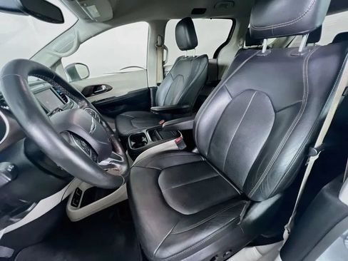 Used 2019 Chrysler Pacifica Touring-L FWD image 21