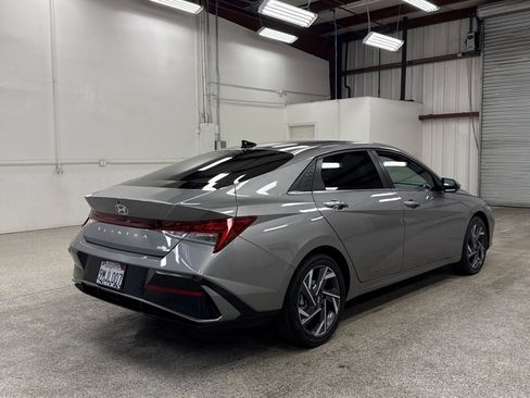 Used 2024 Hyundai Elantra Limited image 25