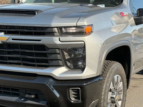 Used 2024 Chevrolet Silverado 2500 Custom w/ Custom Value Package image 10