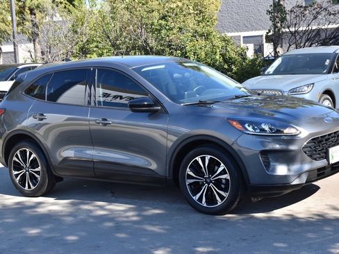 Used 2022 Ford Escape SE w/ SE Sport Appearance Package image 5